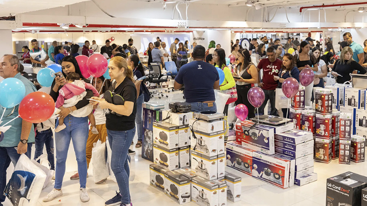 globovision's tweet image. 🔵Miles de personas abarrotaron las tiendas de #Multimax en su sexto aniversario

Con el objetivo de conmemorar el sexto aniversario y reconocer a sus clientes, la multimarca líder en el país lanzó su “Venta Aniversario”. En este sentido, #Multimax tuvo precios especiales nunca