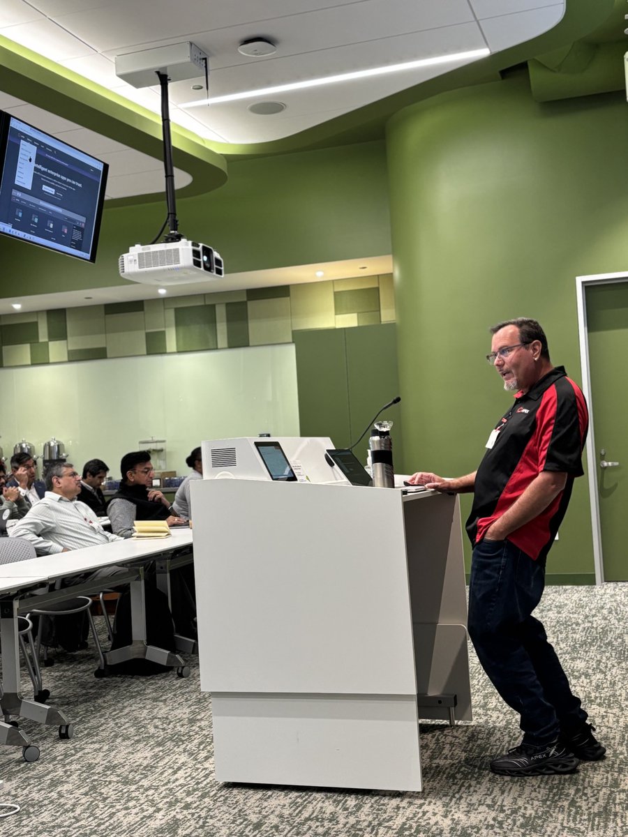 JaysonHanes's tweet image. what an amazing experience here @google in Chicago! we presented all things @OracleAPEX and @OracleDatabase @ GCP to a full room of students, consultants and new customers! #orclAPEX