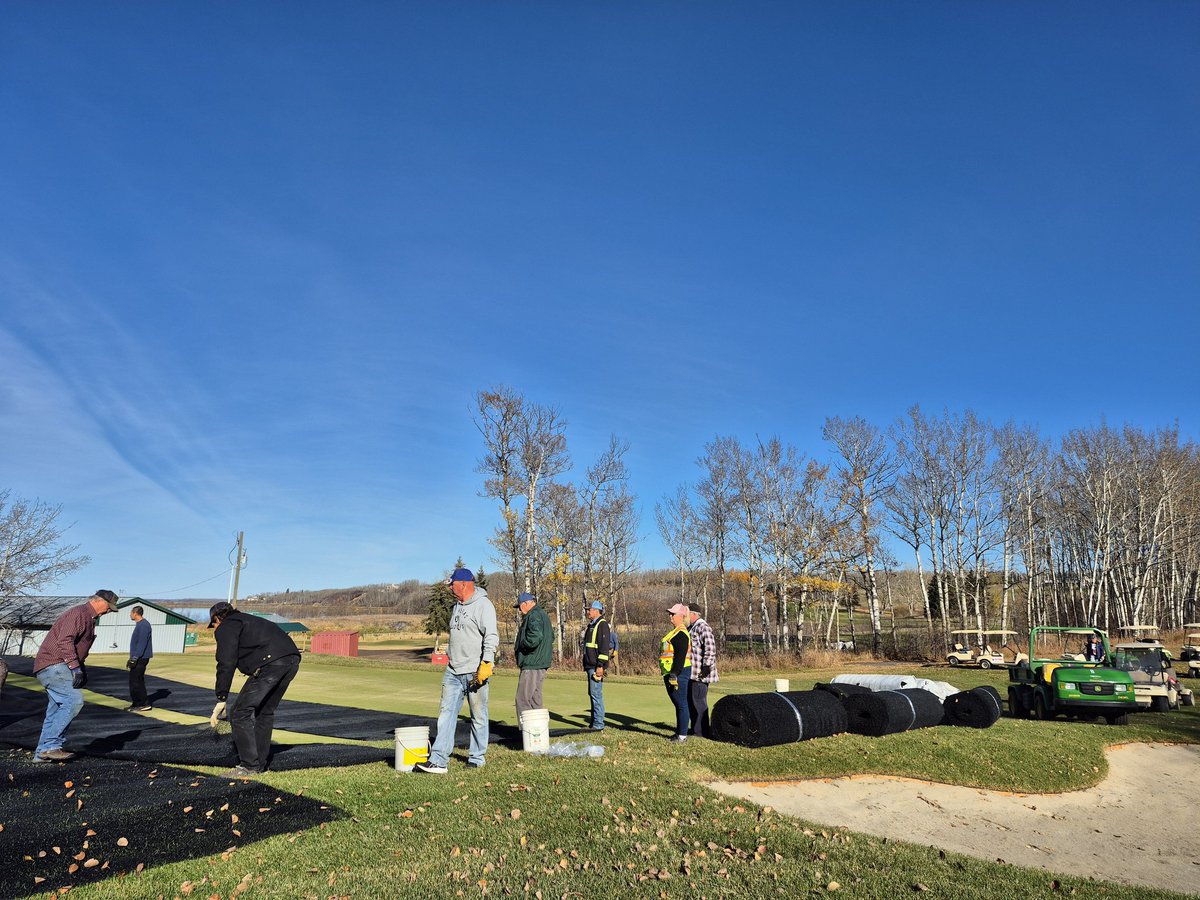 Lots of volunteers for covers on this windless, beautiful day. B9 greens are done &amp; we're 4 in on the F9. Should have everything buttoned up tight tomorrow. Thanks to all who come help. #LLBGC