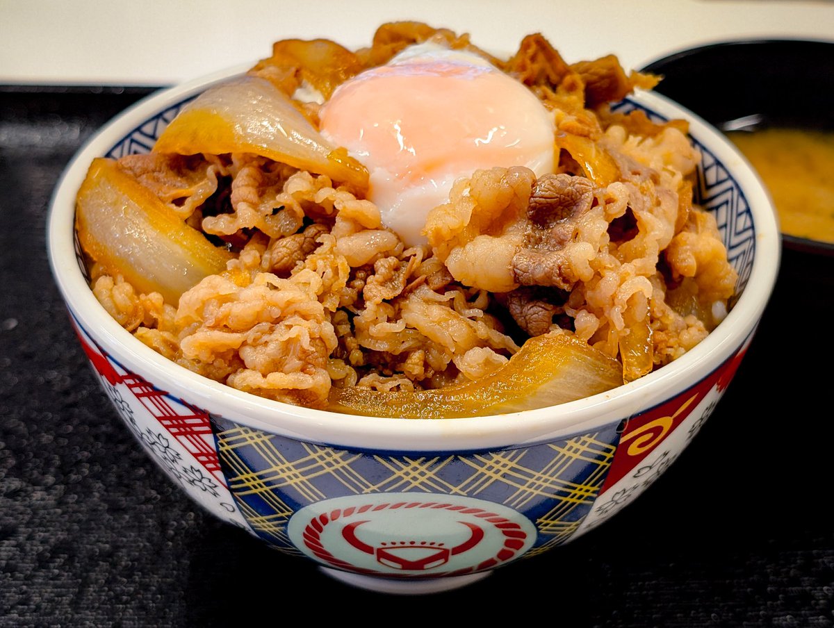 sabao_go's tweet image. 牛丼、並盛、つゆぬき、肉だく、肉だく、温玉、味噌汁。#吉野家