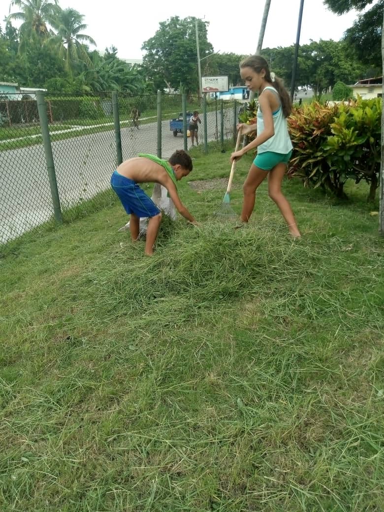BeltranYoleidi's tweet image. Trabajadores y vecinos del Complejo de Servicios #28DeSeptiembre en el municipio Arroyo Naranjo se sumaron a las labores de higienización ambiental. 
#CDRCuba
#Cuba