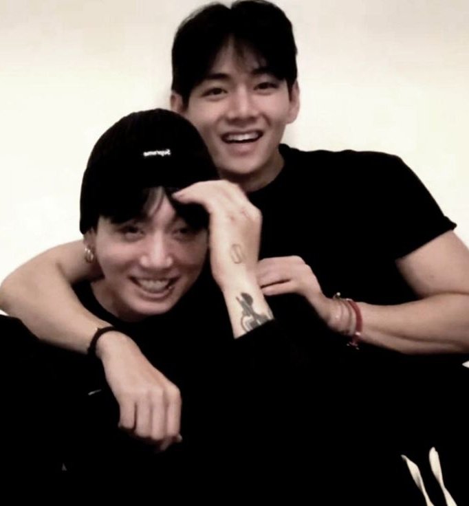 mylovlvk's tweet photo. ⋆⟡⋆when jk said, “the willingness to be with the love of my life every day ”

⋆⟡⋆and when tae said “You can’t live without me.” “You can’t stay away from me.”
⋆⟡⋆
𓂃 These two topics are in one thread— they belong to one thread 𓂃❤️‍🩹🧵: https://t.co/iXwKqjO3ta