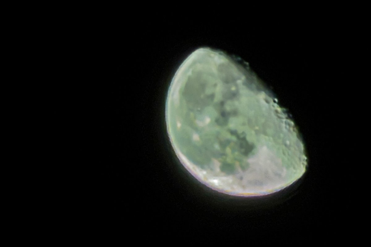 The moon looked amazing tonight, lovely clear sky.
I took two pics, one with my <a href="/CanonUKandIE/">Canon UK and Ireland</a> R6 mk2 camera and one with my iPhone17Pro.
Can you tell which was which? 🤣