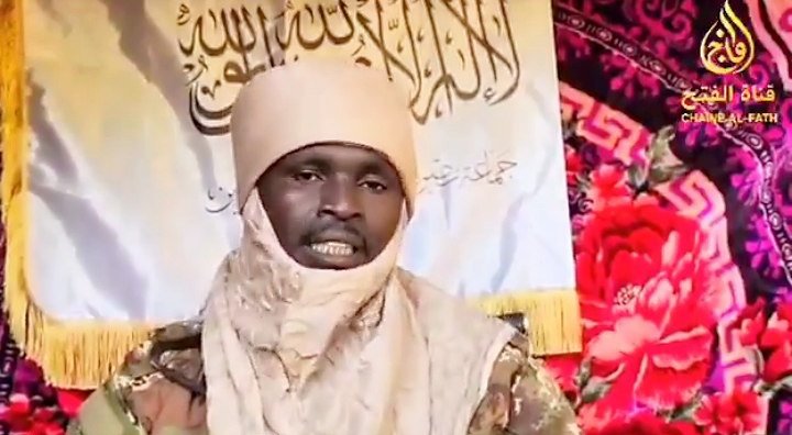 Hamid_alqawsi's tweet image. #مالي | بثّت جماعة "نصرة الإسلام والمسلمين" (#JNIM) مقطعًا مرئيًا جديدًا ظهر فيه القيادي "البنباري" موجّهًا كلمة إلى سكان البلاد، دعاهم فيها إلى الالتزام بتعليمات الحركة أثناء تنقّلهم في المناطق الخاضعة لسيطرتها. يتبع...👇