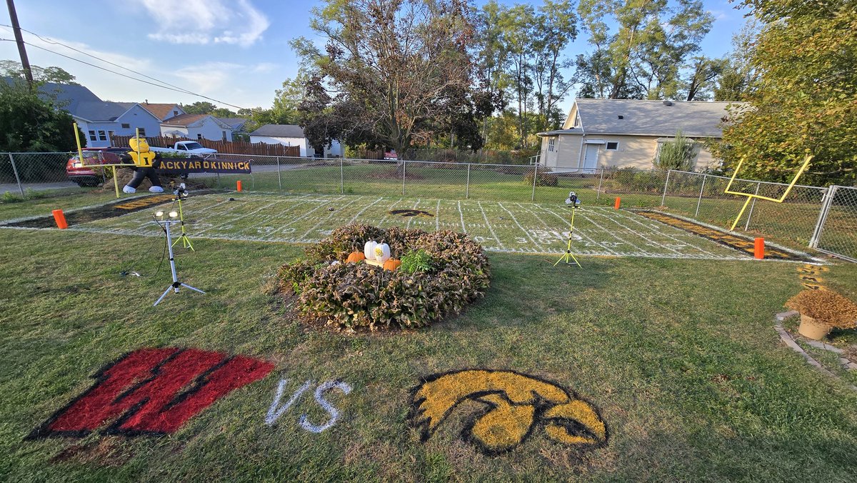 bphawks12's tweet photo. Iowa vs Wiscy gamewatch! https://t.co/Lb4bfFiWd5