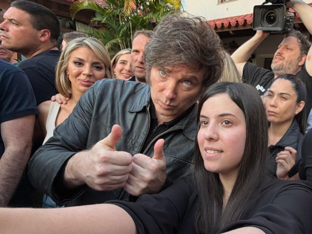 KalinaAnnGG's tweet image. Las Fuerzas del Cielo siempre acompañan al presidente, sin importar dónde esté.
Son estos actos de cercanía con la gente lo que renueva nuestras fuerzas para seguir dando la batalla.
Gracias por siempre tener un momento para nosotros, Presidente @JMilei.
