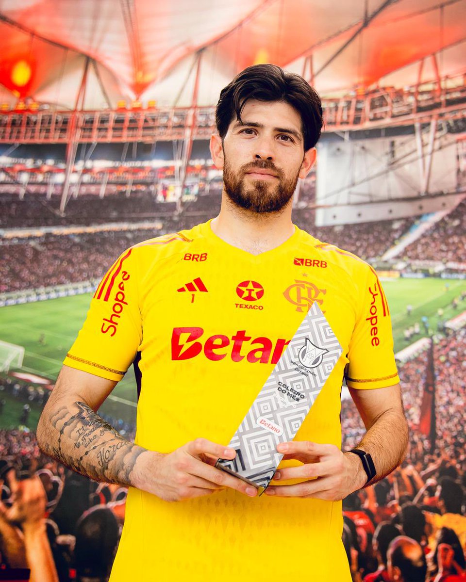 Flamengo's tweet photo. O nosso paredão recebeu o Prêmio de goleiro do mês de setembro do @brasileirao! Parabéns Rossi👏🛡️

#craquedomes https://t.co/icO6Csynnc