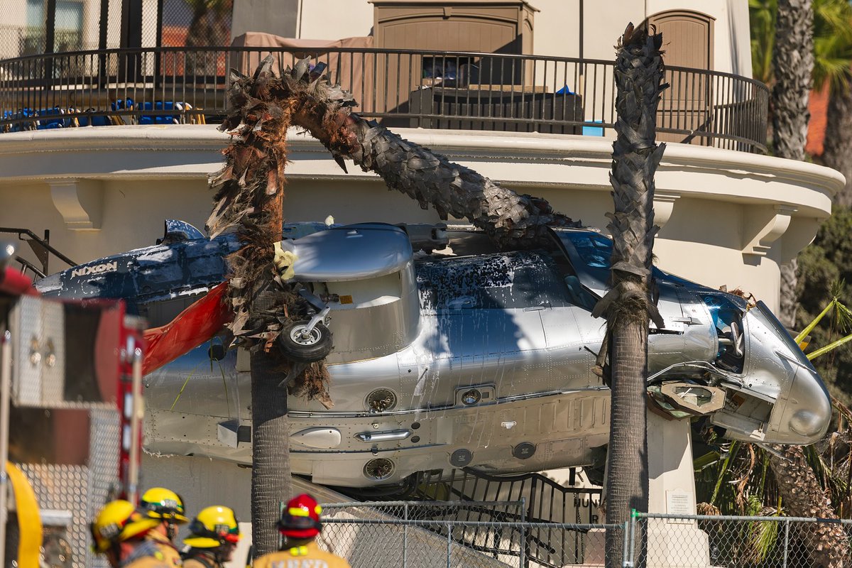 rawsalerts's tweet image. 🚨#BREAKING: Officials now report that five people have been taken to the hospital following a helicopter crash in Huntington Beach. Emergency crews rescued two individuals trapped in the wreckage, while three others were injured on the street. The cause of the crash is under…