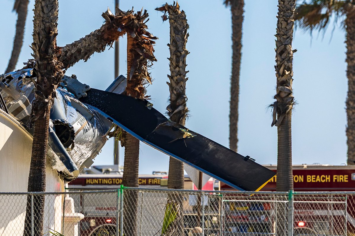 rawsalerts's tweet image. 🚨#BREAKING: Officials now report that five people have been taken to the hospital following a helicopter crash in Huntington Beach. Emergency crews rescued two individuals trapped in the wreckage, while three others were injured on the street. The cause of the crash is under…