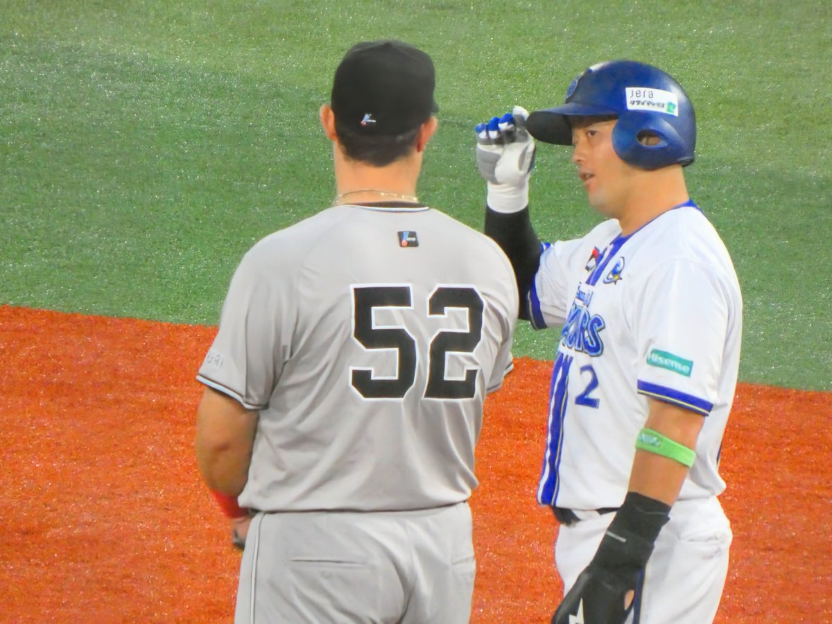 kasumi0_0sou's tweet image. 牧選手もタイムリー！待ってましたーー😭✨1塁でリチャード選手とお話。

2025.10.11 横浜スタジアム
#baystars
#牧秀悟