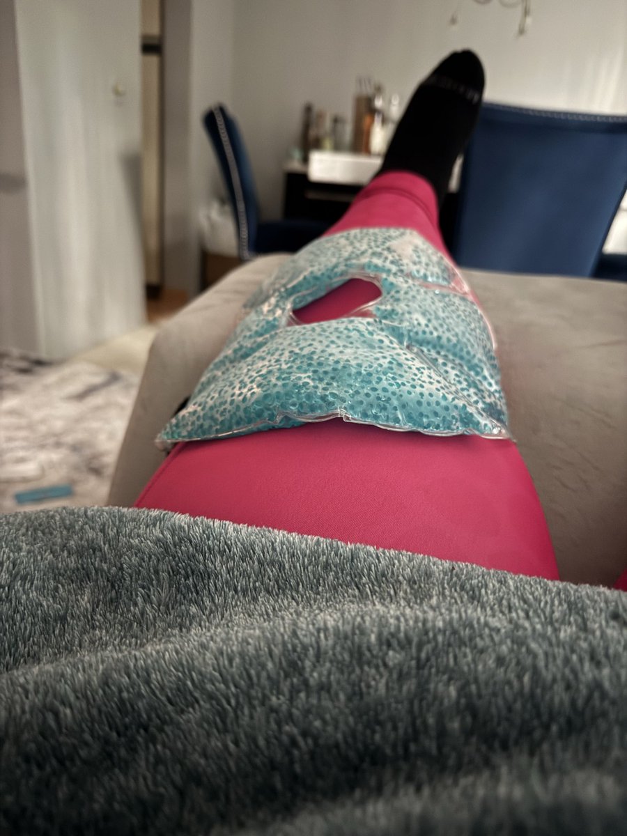 MFn_AB's tweet image. My knee is cooked but anything for my big sister!! #BreastCancerAwarenessMonth