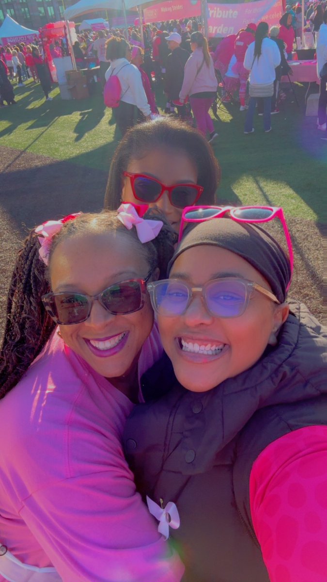MFn_AB's tweet image. My knee is cooked but anything for my big sister!! #BreastCancerAwarenessMonth