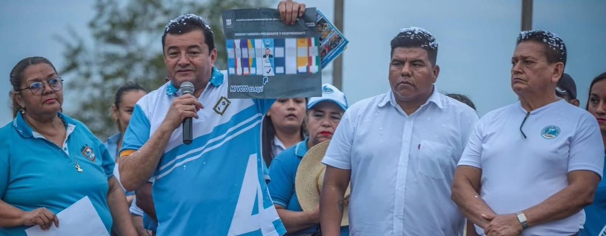 reddtvoficial's tweet photo. ¿Jhonny se suma a Paz y Lara? Fejuve que apoya al alcalde decide sumarse al PDC 

El dirigente de la Federación de Juntas Vecinales (#Fejuve) y ex candidato a diputado por #UCS, #OrlandoPeña, reapareció en la escena política para anunciar su respaldo a los candidatos presidenciales Rodrigo Paz y Edmard Lara, del Partido Demócrata Cristiano (PDC).

Peña ha sido criticado anteriormente por apoyar el incremento del pasaje del transporte público, en medio de una crisis que generó tensiones entre vecinos y transportistas.

El anuncio oficial del respaldo se realizó este sábado en las oficinas de la Fejuve, donde se confirmó el apoyo institucional al binomio del PDC.