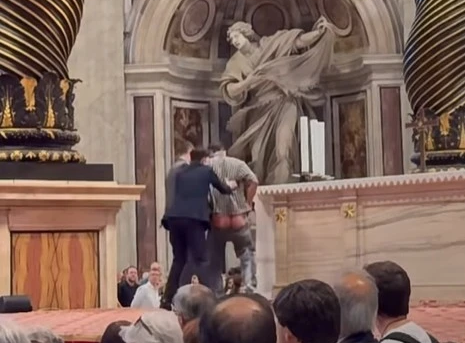 Dio's tweet photo. Miracolo nella Basilica di San Pietro!
Ieri un uomo ha fatto pipì sull'Altare della Misericordia.
La statua di Santa Veronica, scandalizzata, è corsa subito a coprirlo con un panno. https://t.co/2I7KXJsuNX