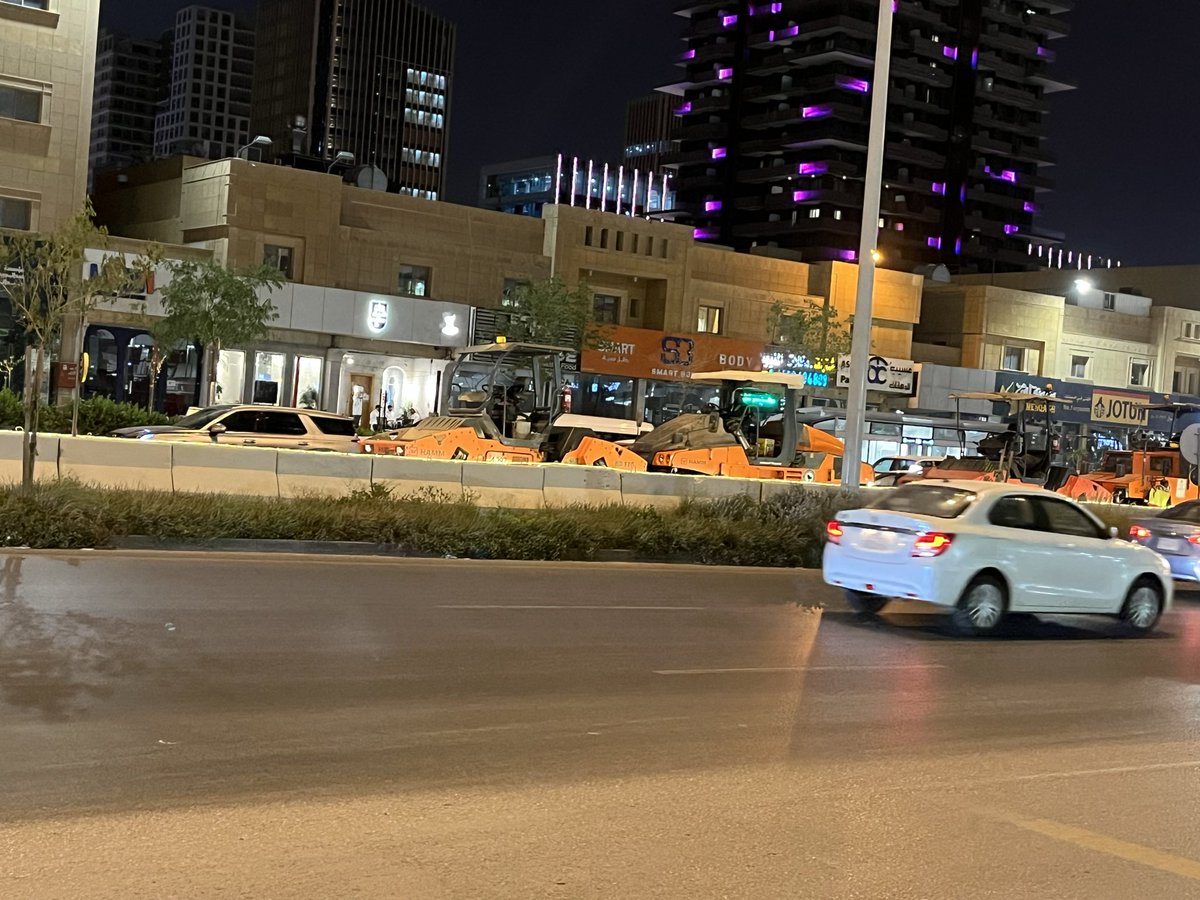 SaudiProject's tweet image. 🟢 يحدث الآن
البدء بتنفيذ #تحويلة_مرورية على طريق أنس بن مالك في الرياض، في الجزء الواقع عند تقاطع طريقي العليا العام والملك فهد باتجاه الشرق، تمهيدًا لتنفيذ أعمال تطوير شاملة للتقاطع، يُتوقع أن تتضمن إنشاء أنفاق تسهم في تحسين انسيابية الحركة المرورية وتسهيل حركة التنقل