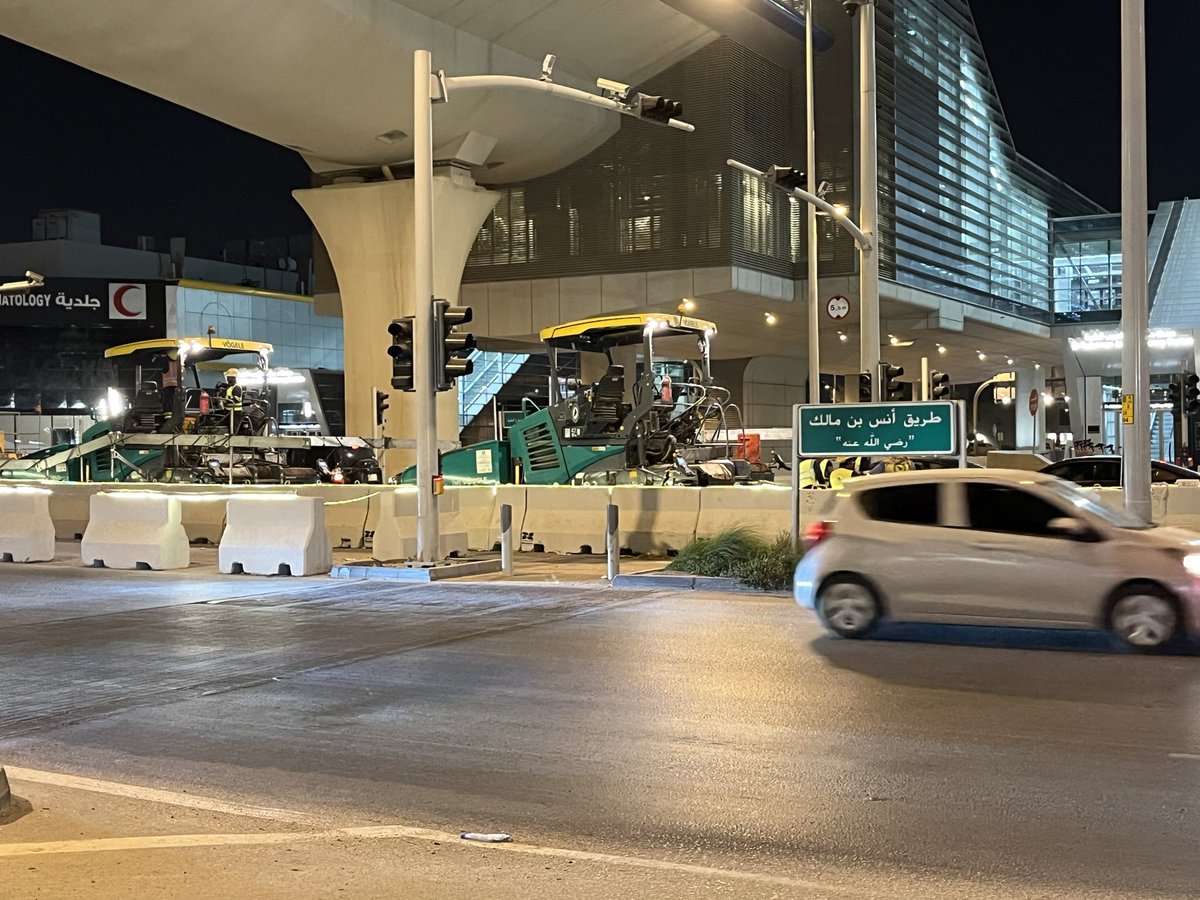 SaudiProject's tweet image. 🟢 يحدث الآن
البدء بتنفيذ #تحويلة_مرورية على طريق أنس بن مالك في الرياض، في الجزء الواقع عند تقاطع طريقي العليا العام والملك فهد باتجاه الشرق، تمهيدًا لتنفيذ أعمال تطوير شاملة للتقاطع، يُتوقع أن تتضمن إنشاء أنفاق تسهم في تحسين انسيابية الحركة المرورية وتسهيل حركة التنقل