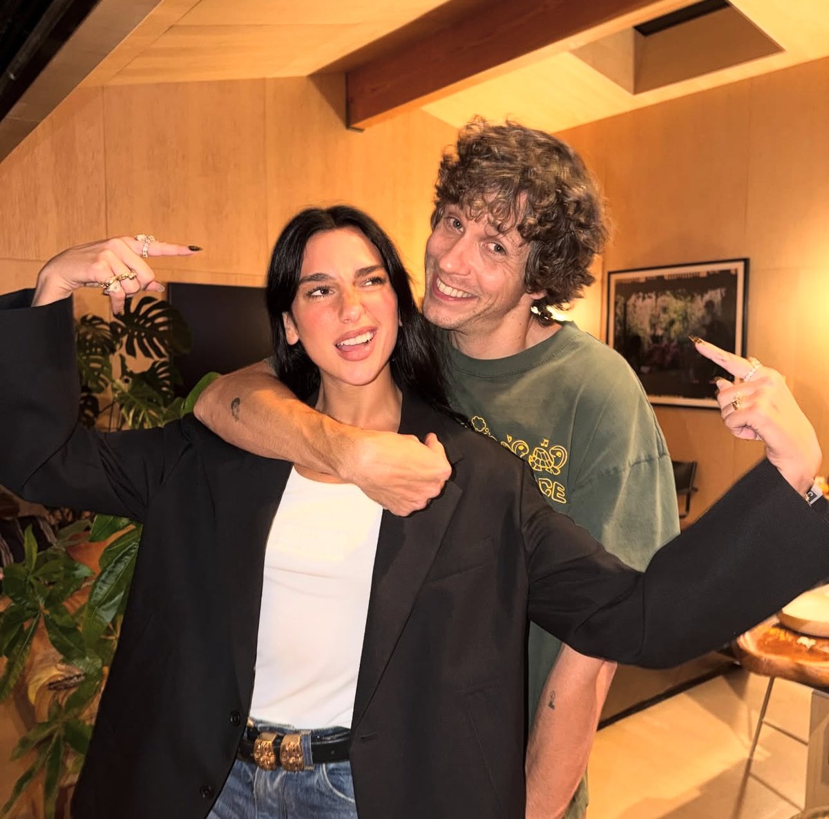 dualipacentral_'s tweet image. DL4 ESTÁ VINDO! Dua Lipa com Tobias Jesso Jr. , co-compositor de “Houdini”, “Training Season” e “Illusion”. Além disso, Tobias já participou de músicas com: Adele,  Florence + The Machine e Sia!