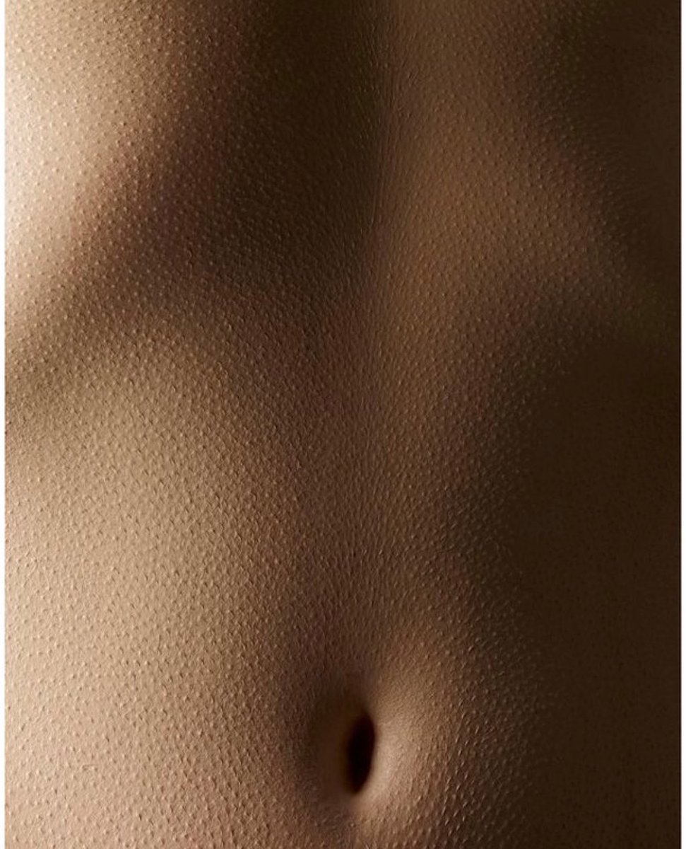 «Tu piel me atrae con la gravedad de todo el cosmos que afuera sufre su negra eternidad impenetrable».

― Gioconda Belli

📸: Autoría desconocida