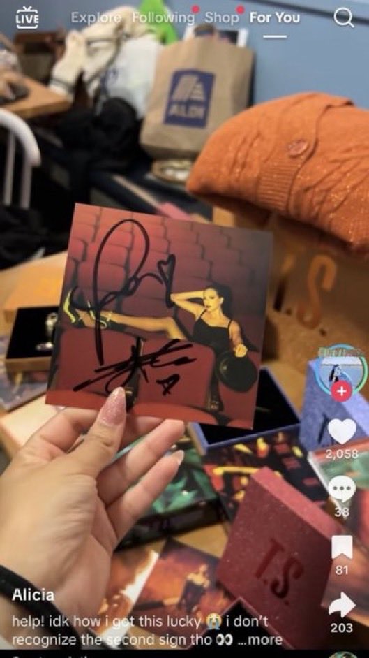theTSupdates's tweet image. ‼️| Couple of lucky fans received “The Life of a Showgirl” inserts signed by Taylor Swift &amp;amp; Travis Kelce at once.