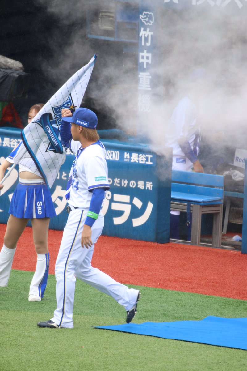 ma_baystar's tweet image. スターサイドのSSにいたもので、ネットに悪戦苦闘
スタメン選手発表の演出があったけど、ベンチから出てきた姿は前の列の方が到着されて立ってたから撮れず🥲

※10/8練習試合の写真はまた後日

2025.10.11 横浜スタジアム（CS1stステージ、巨人戦）
オープニングセレモニー
#baystars #石上泰輝 選手
