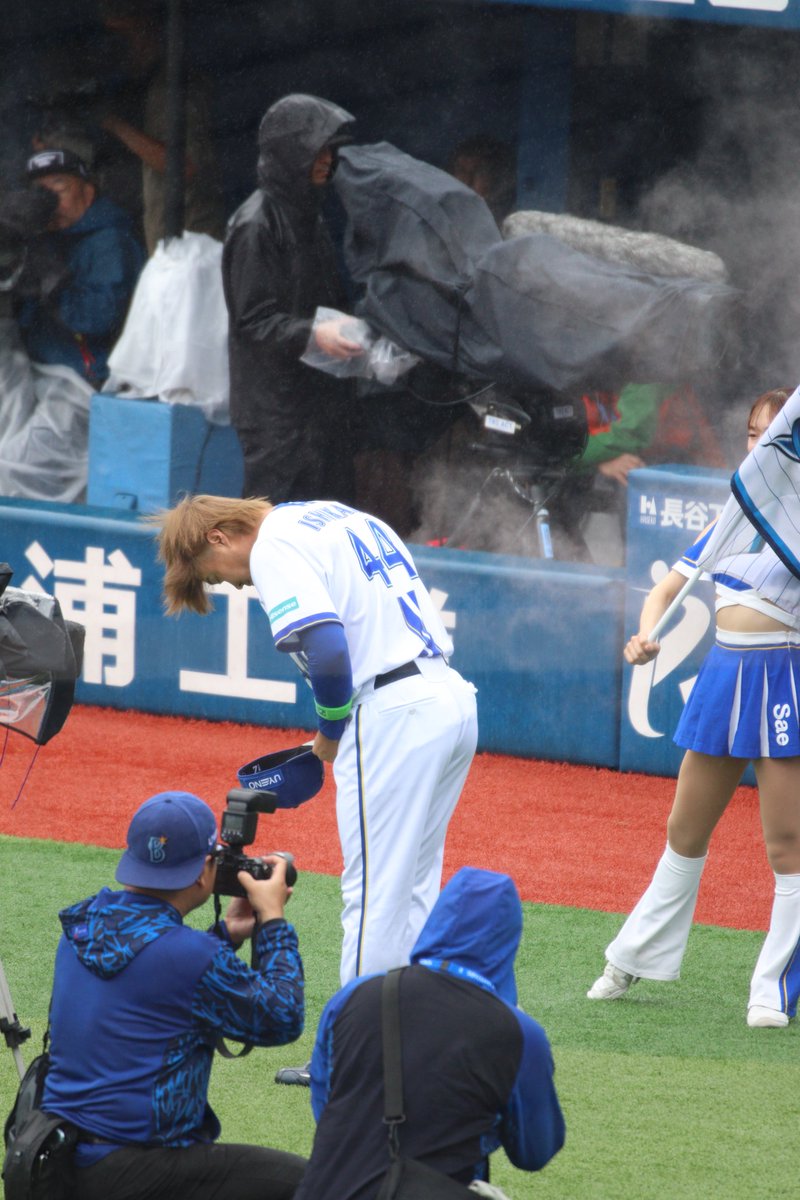 ma_baystar's tweet image. スターサイドのSSにいたもので、ネットに悪戦苦闘
スタメン選手発表の演出があったけど、ベンチから出てきた姿は前の列の方が到着されて立ってたから撮れず🥲

※10/8練習試合の写真はまた後日

2025.10.11 横浜スタジアム（CS1stステージ、巨人戦）
オープニングセレモニー
#baystars #石上泰輝 選手