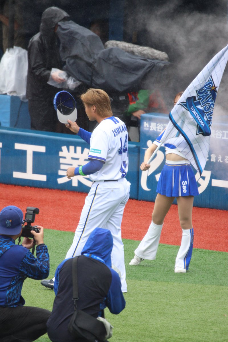 ma_baystar's tweet image. スターサイドのSSにいたもので、ネットに悪戦苦闘
スタメン選手発表の演出があったけど、ベンチから出てきた姿は前の列の方が到着されて立ってたから撮れず🥲

※10/8練習試合の写真はまた後日

2025.10.11 横浜スタジアム（CS1stステージ、巨人戦）
オープニングセレモニー
#baystars #石上泰輝 選手