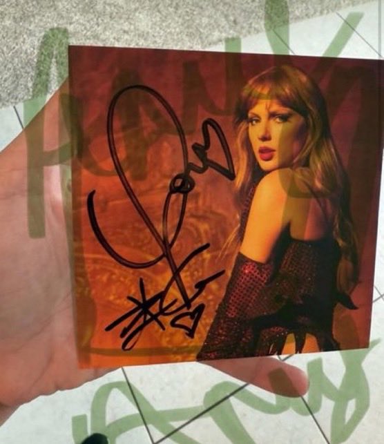 TSUpdating's tweet image. 🚨| Some fans received their ‘The Life of a Showgirl’ inserts signed by Taylor Swift and Travis Kelce!