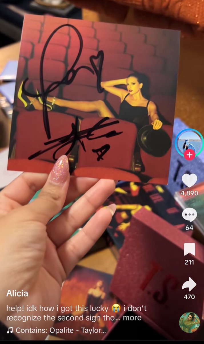 TSUpdating's tweet image. 🚨| Some fans received their ‘The Life of a Showgirl’ inserts signed by Taylor Swift and Travis Kelce!