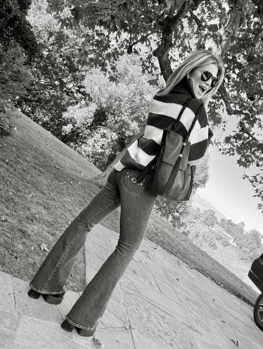 JessicaSimpson's tweet image. I think we post this one and say... wore my new 20yr anniversary @JSCollection jeans out shoppin' today and got stopped damn near 20x with a compliment!!! Made me smile! Thank y'all for makin' my day at the mall 😜