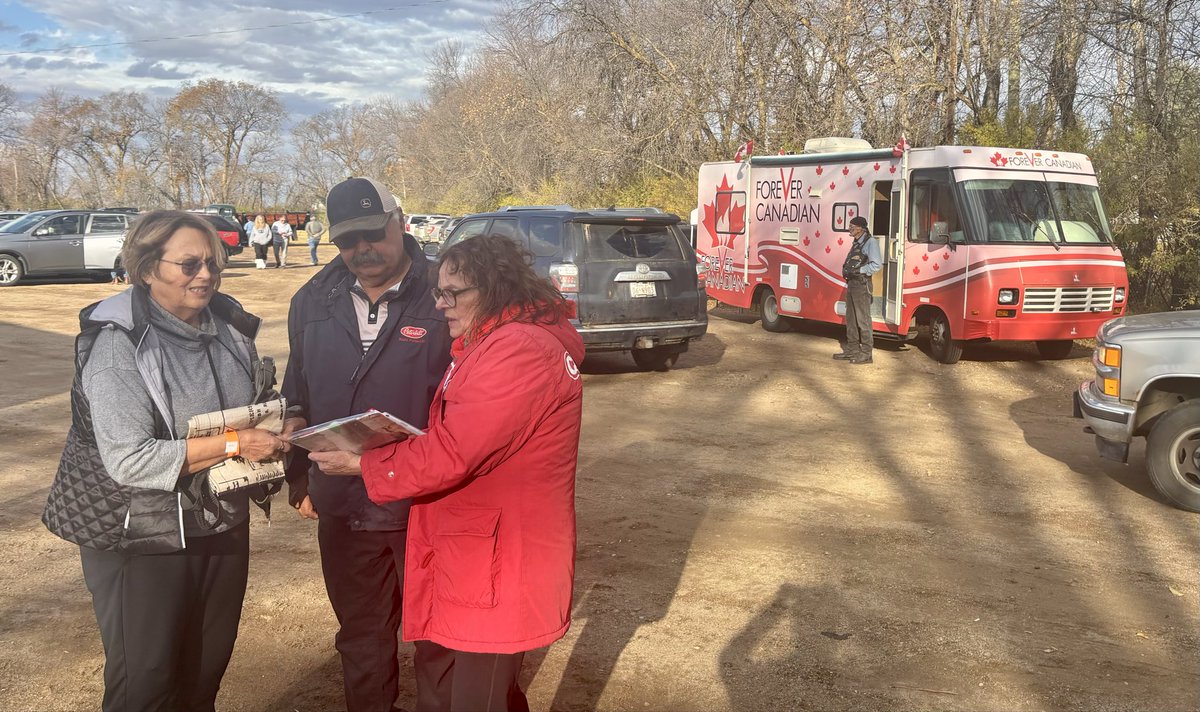 Premier Ed Stelmach, thank you for donating a tank of gas for the #ForeverCanadian Unity Bus and for joining us at the Andrew garlic festival 🧄 That’s what principled leadership is all about.

Volunteers, thank you for braving the cold and collecting signatures!

#ableg #CdnPoli