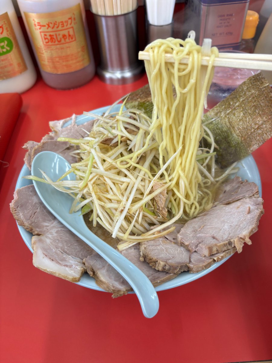75197519A's tweet image. ﾗｰﾒﾝｼｮｯﾌﾟ◯椿 河内店
ﾈｷﾞﾁｬｰｼｭｰ麺ﾈｷﾞ増
朝一で凸
10人目位に連結🏃‍♂️
呪文ｱﾌﾞﾗｵｵﾒ🪄
着丼🍜
旨旨濃厚ｽｰﾌﾟをｽﾄﾚｰﾄ麺が連れてきて最高に😍
#うまーみん 😍💯
麺→ﾈｷﾞ→麺→海苔→麺→豚→ｽｰﾌﾟのﾗﾝﾀﾞﾑﾙｰﾌﾟですぐに完食😋
ご馳走さまでした🙏