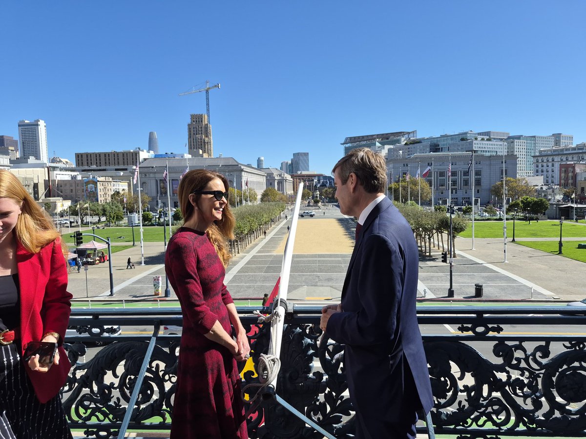 El Cónsul General <a href="/CMedinaDrescher/">Carlos Medina</a> participó ayer junto a la Jefa de Protocolo <a href="/sfgov/">City of San Francisco</a> en una emotiva ceremonia de izado de la bandera de España en la sede del ayuntamiento de San Francisco. 🇺🇸🤝🇪🇸 #FiestaNacional
