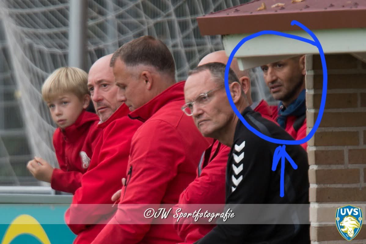 jack2315's tweet photo. @knvb Trainer van Foreholte na 'n rode kaart (2x geel) neemt gewoon ½ meter achter de bank plaats en bemoeit zich gewoon met de coaching. Ja hij moet buiten de veld afzetting plaatsnemen, maar verplicht hem dan dat hij niet in de directe omgeving van de bank mag zijn
#DommeRegel https://t.co/V6mI6kroeV