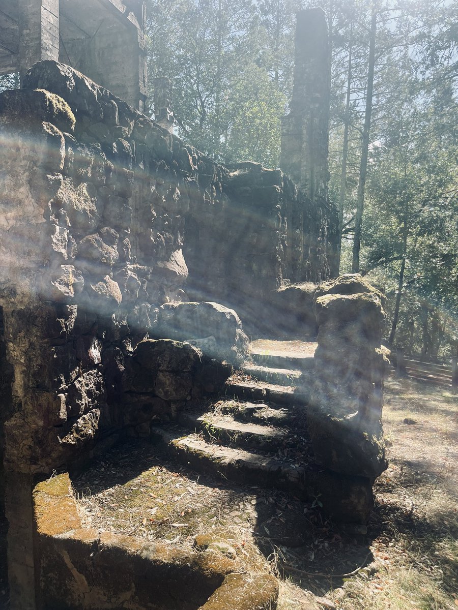 jjphillipsyo's tweet image. Spooky inspiration for the season from the grave of Jack London and his dream home that never was.

He died a few years after it burned down and was never able to rebuild. 

#AmWriting #AmQuerying #SCBWI #SCBWIOKTFEST25