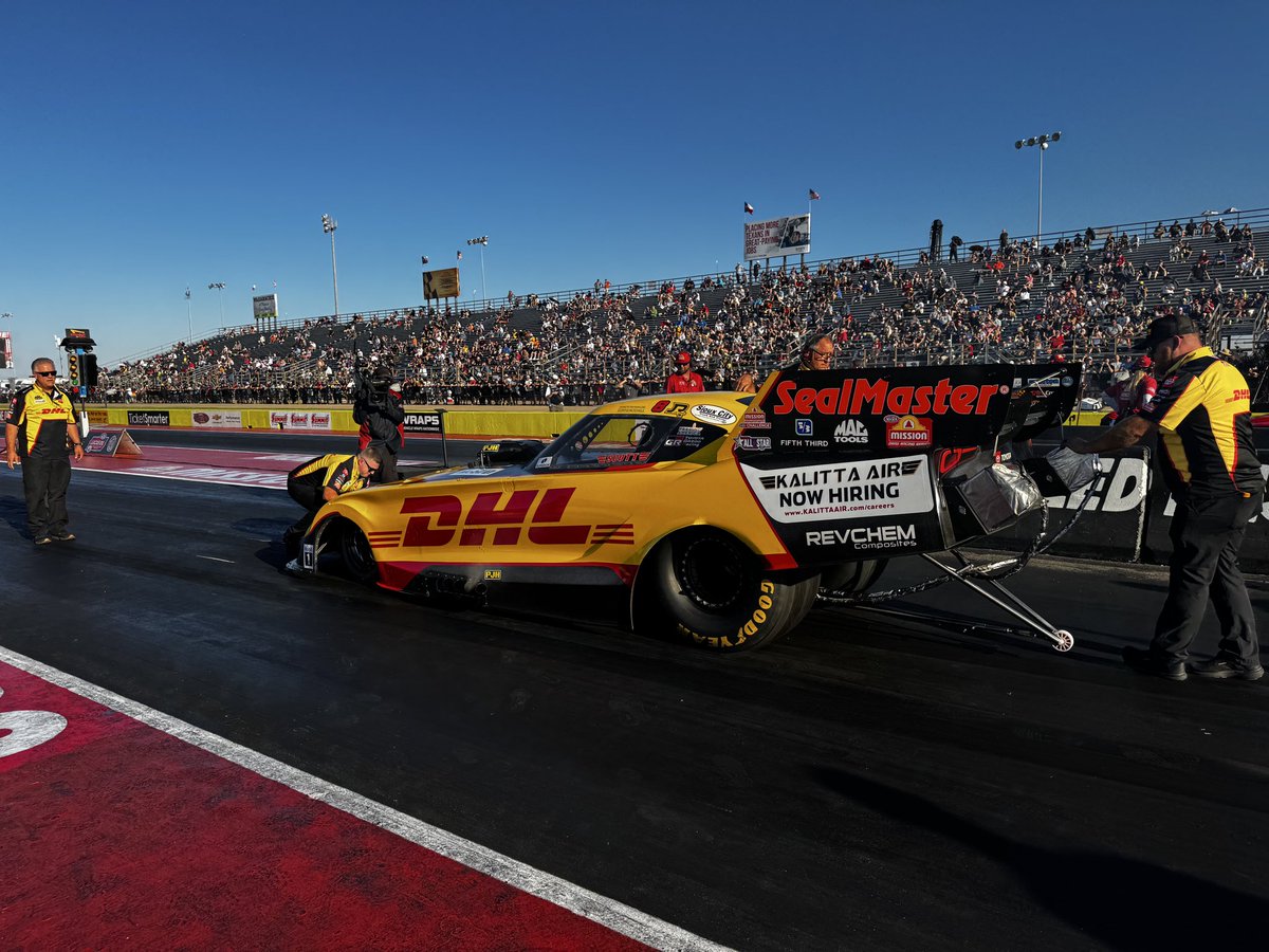 TeamKalitta's tweet image. Q4: @JRTodd373 and the @DHLUS Funny Car have a consistent run to close out qualifying of 4.026 at 324.84mph. #FallNats 

@mobil1racing • #tgrna • @MacTools38  • @NHRA • @Revchem_  • #KalittaCareers  • @daycoofficial  • @FifthThird  • @SealMasterNet  • @MacTools38 •