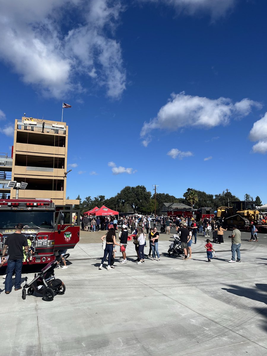 CON1100's tweet image. Fantastic day at our @ContraCostaFire annual open house. Over 1500 attended to find out more about how we serve. Huge thanks to all our amazing members who made this such a great day with tours, live demonstrations, and a pancake breakfast!
