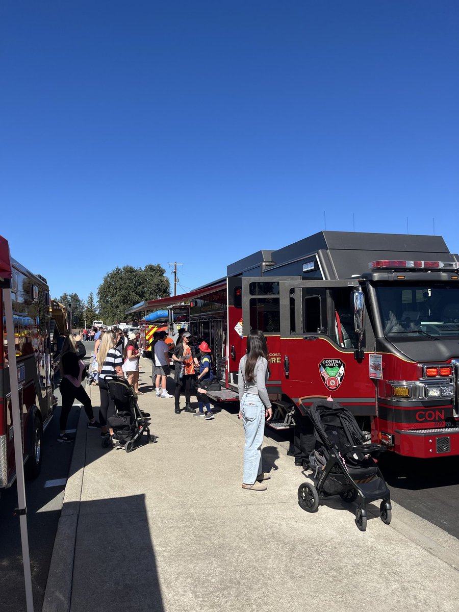 CON1100's tweet image. Fantastic day at our @ContraCostaFire annual open house. Over 1500 attended to find out more about how we serve. Huge thanks to all our amazing members who made this such a great day with tours, live demonstrations, and a pancake breakfast!