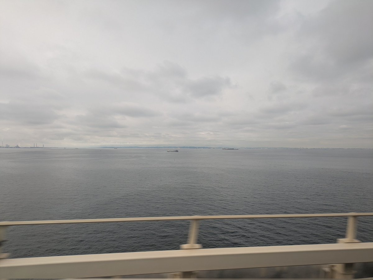 アクアライン、建物とかないから綺麗に雲が見える