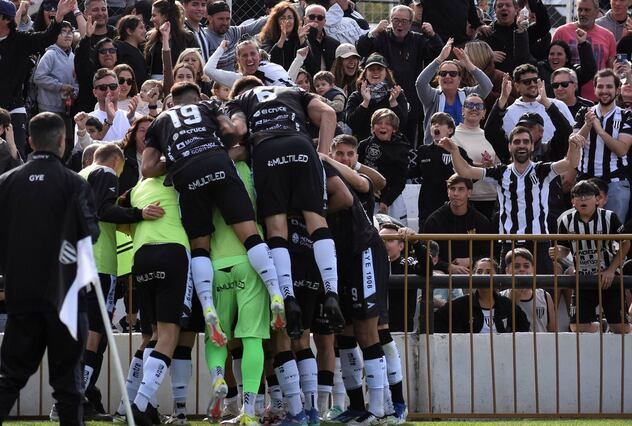 VSportsTM's tweet photo. HISTÓRICO: GIMNASIA DE MENDOZA ⬜️⬛️ ASCENDIÓ A PRIMERA DIVISIÓN

Derrotó 3-0 por penales a Deportivo Madryn y volverá a disputar la máxima categoría del fútbol argentino luego de 41 años. La última vez había sido en el Campeonato Nacional 1984. Felicitaciones! https://t.co/aJDgrhVvk4