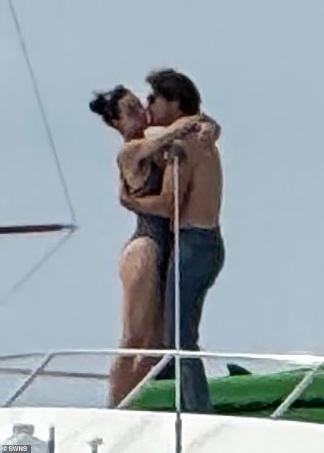 poponze's tweet image. Katy Perry foi flagrada com o ex-primeiro-ministro do Canadá, Justin Trudeau, em um iate na Califórnia.