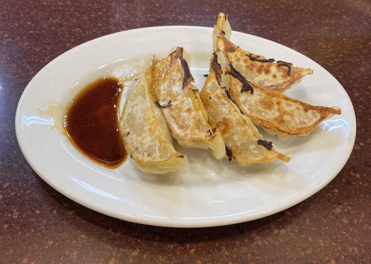 群馬県太田市　手打ちラーメン　恒　さん

醤油ラーメン　麺硬め
チャーハン
🉐半額餃子（サービスdey）200円

コクのあるスープに硬めの手打ち麺が合います、２枚のナルトが嬉しい🍥🍥
チャーハン旨いし餃子🥟も旨い、車じゃなければビールも頼みたかった笑😆💦満腹の大満足でした。