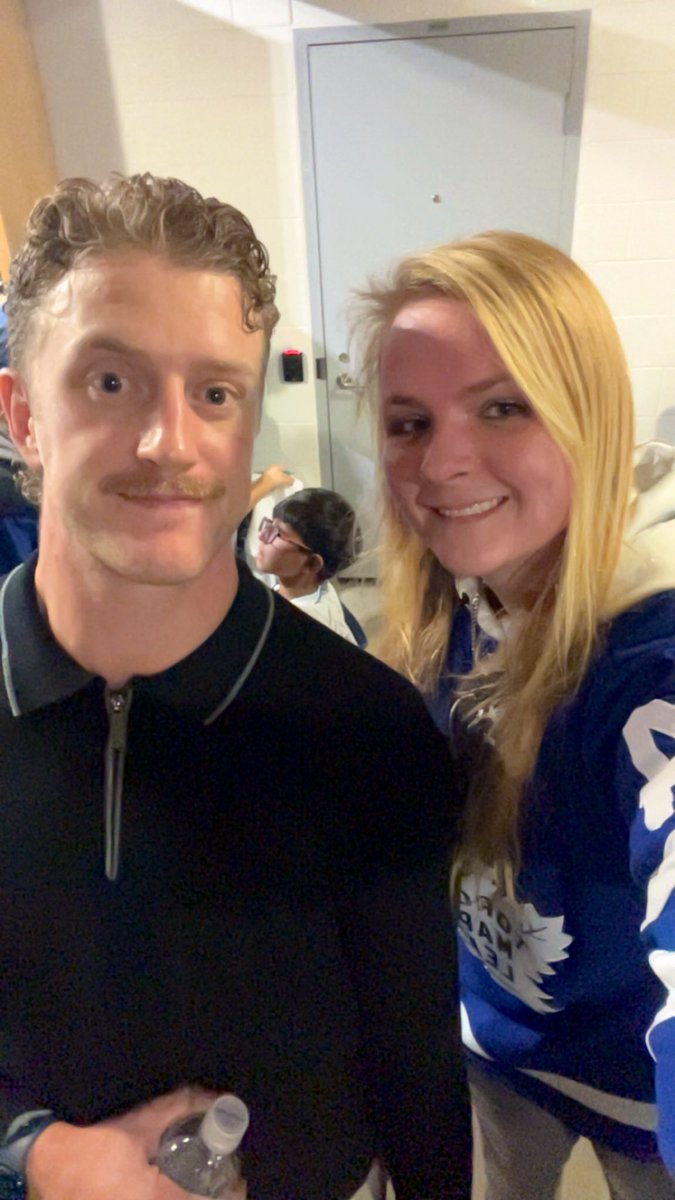 FanalystSteph's tweet image. McMann’s twin &amp;amp; hometown boy Leafs lovin Michael Pezzetta didn’t make the #Leafs, but he just got a pic with the Fanalyst 😜 #leafsforever