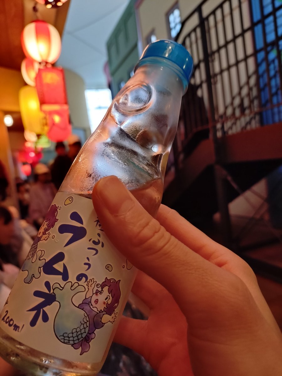 sky_rainbow0102's tweet image. ジブリパークその２
ハッター帽子店も行けた✨
中はショップになってて、飴とかお菓子のお土産屋さんで実際に帽子も売ってた👒
雨が結構降ってて残念だったけど楽しかった✨
大倉庫も行ったけど2回目だしさらっと見て、短編映画？観て、グッズ買って、ラムネ飲んできた✨
 #ジブリパーク
