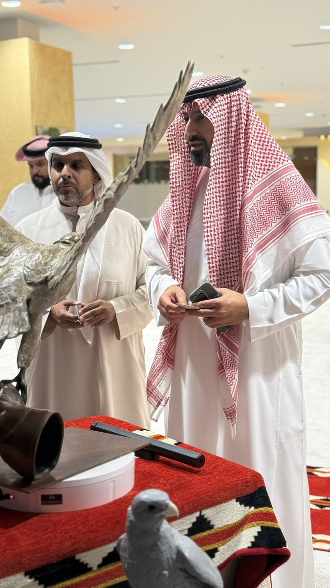 ll2zz's tweet image. خلال زيارتي ل نادي الصقور السعودي 
تشرفت بالقى الأمير / نايف بن سلطان الكبير 

وماجاد الزمان بمثل صقرٍ
له في قمّة الأنوى مقامُ
@n_s_alkbeer