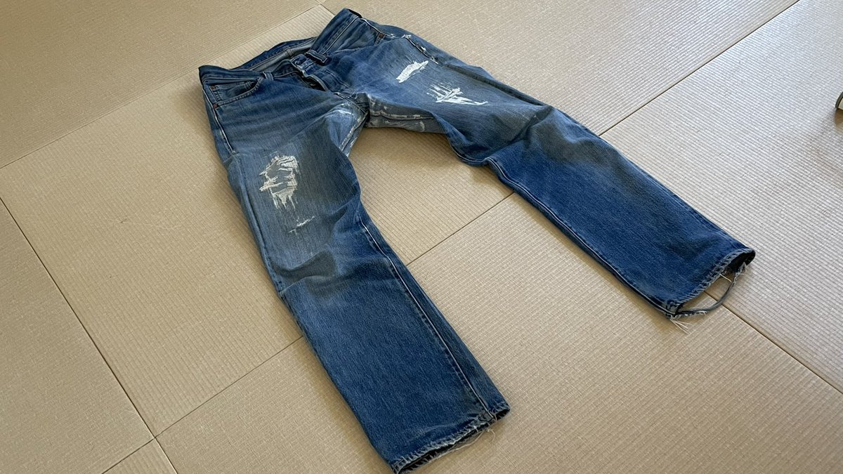 d11032003's tweet photo. 「近くの洋装店で、今年もリペア！」
お父さんが自慢げに話してました。
新品で買ったビンテージの501を育てているそうです。
でも、今日は真夏日、すぐに着替えたそうです…
#ネコ　#501xx https://t.co/8CrotAlFep