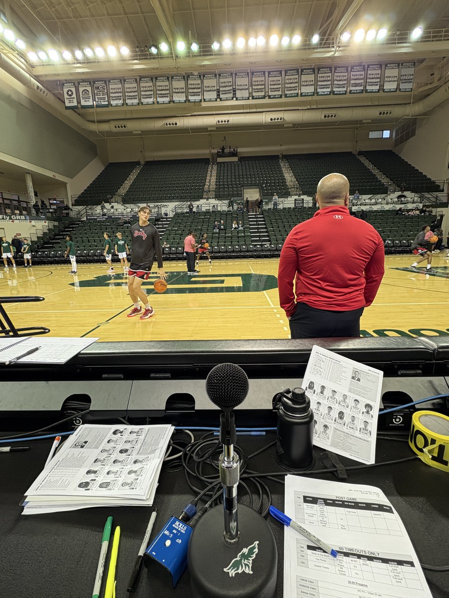 Basketball?

That’s right, COURTSIDE for GB Phoenix Men’s Basketball as they host Bradley in Exhibition Action 🏀

Not used to this many people watching me take a selfie so a microphone pic is all you get 🎤
#TonyGNation #RiseWithUs #HLMBB