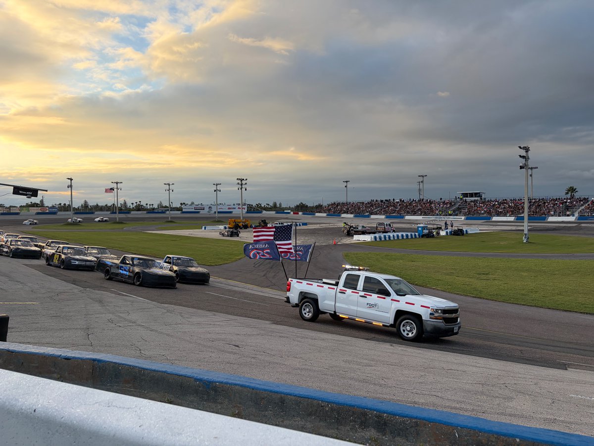 MyFDOT_SWFL's tweet image. Let &apos;er rip on safety! 🚗  If you&apos;re craving speed, hit the track, not the streets. The #FreedomFactory is the perfect spot to unleash the need for speed and ensure everyone gets home safe. 🏁 Thanks for having us, #CleetusMcFarland #TargetZero