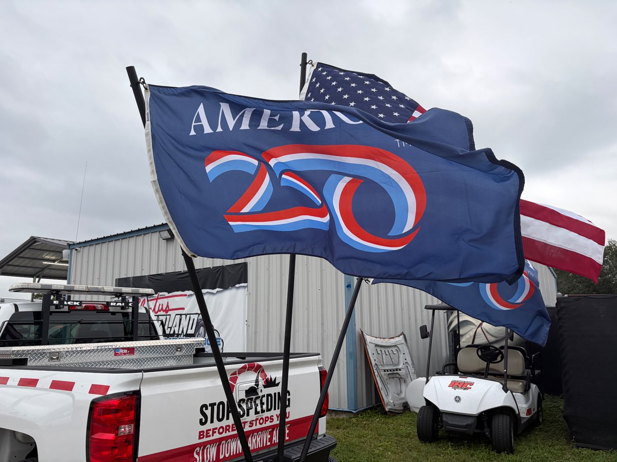 MyFDOT_SWFL's tweet image. Let &apos;er rip on safety! 🚗  If you&apos;re craving speed, hit the track, not the streets. The #FreedomFactory is the perfect spot to unleash the need for speed and ensure everyone gets home safe. 🏁 Thanks for having us, #CleetusMcFarland #TargetZero