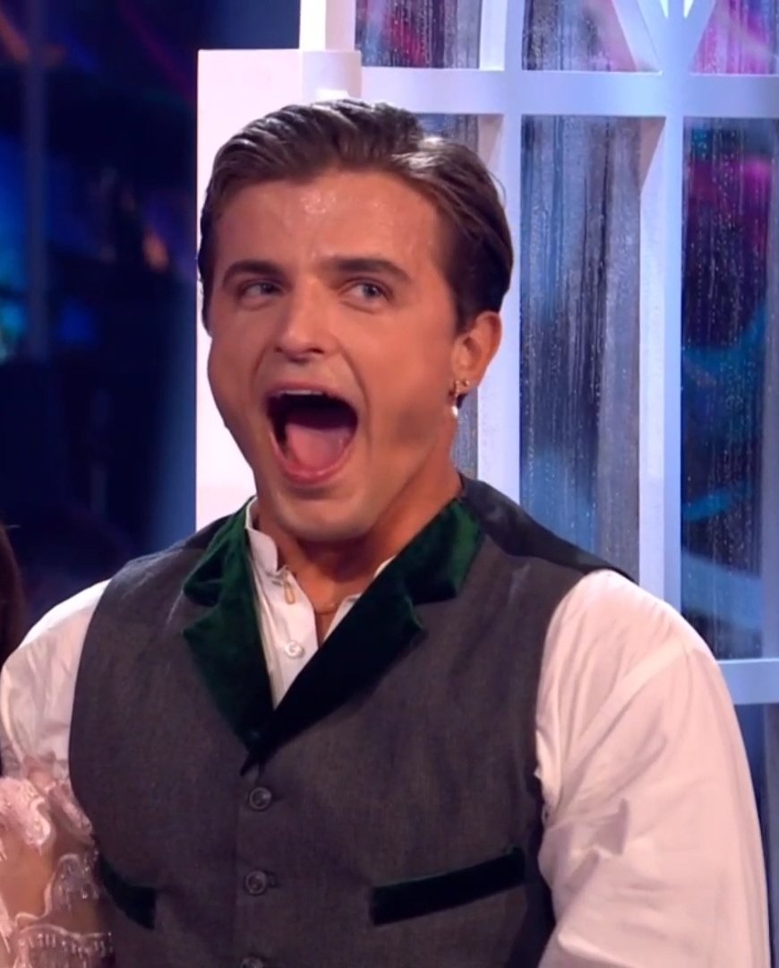 jordanlea29's tweet image. When nikita realises he got a good deal using his tesco clubcard #strictly #StrictlyComeDancing