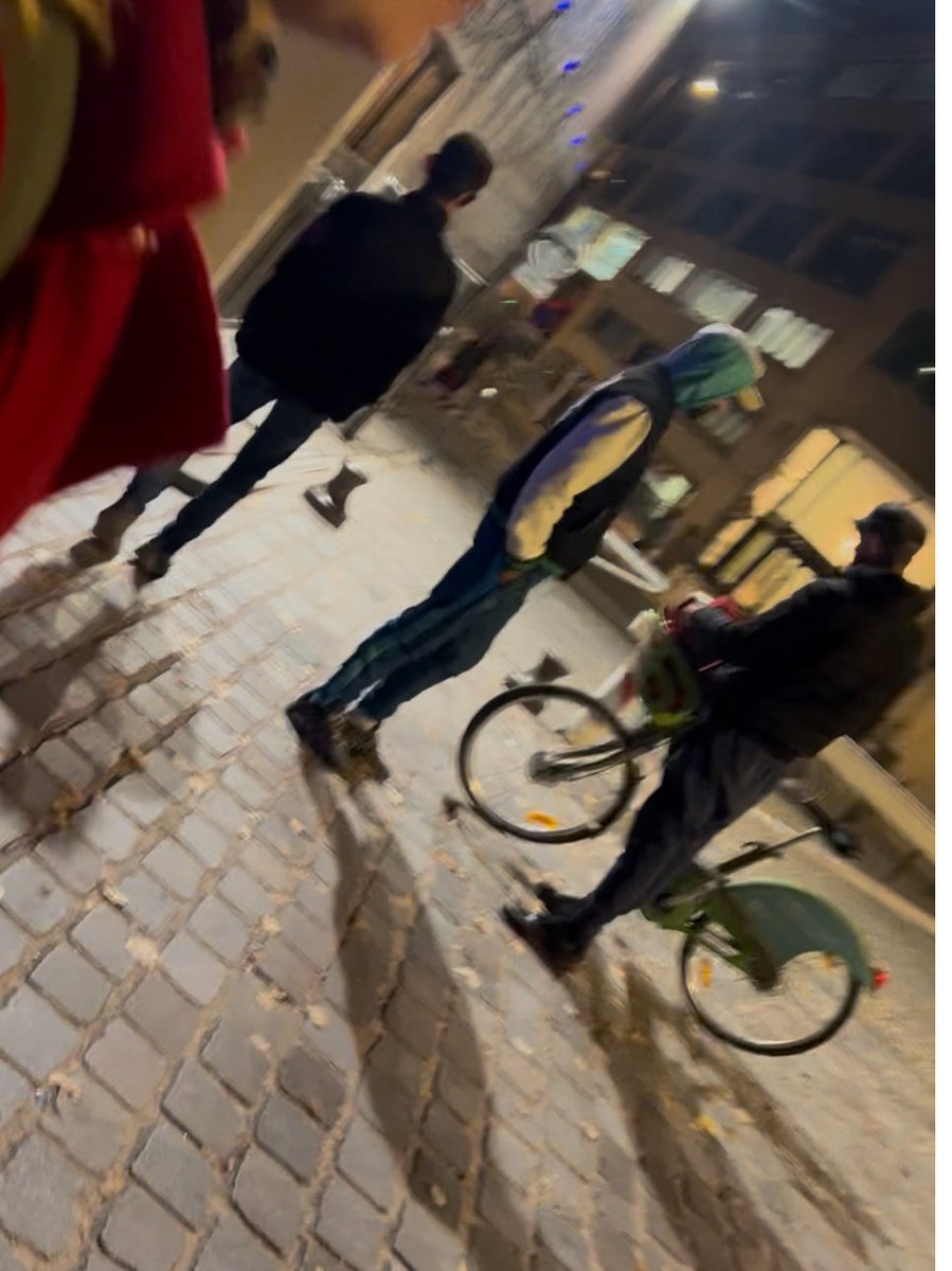 UnionParisienne's tweet image. Entre 50 et 100 toxicos. C‘est ça le plan #crack à 26 millions d‘€? Des transactions devant le @mk2 à 22:00. D’autres sous les fenêtres des riverains. Anxiogène au possible. On attend un autre #Kelyan??
On ne les voit pas tous ⤵️ trop dangereux à filmer. #saccageparis